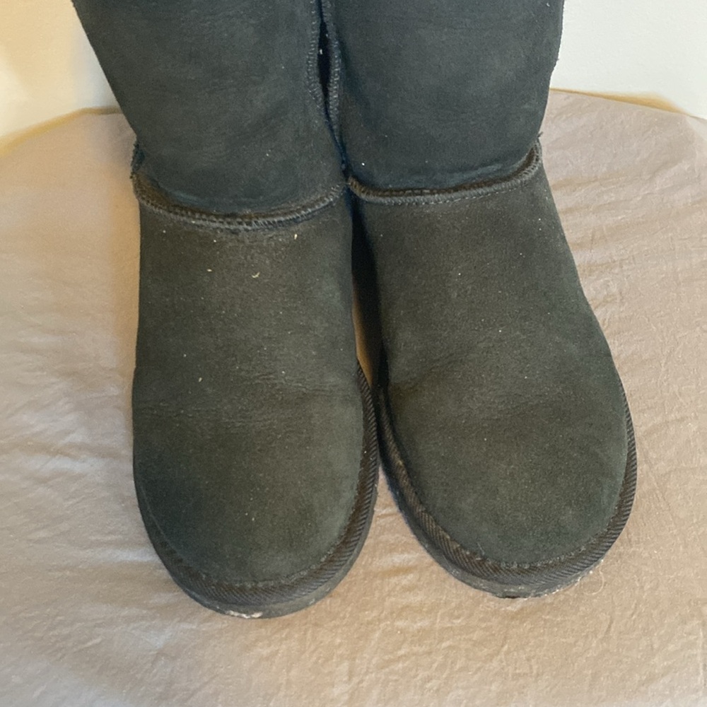 UGG Classic Short Black Boots, W7 - Picture 5 of 8
